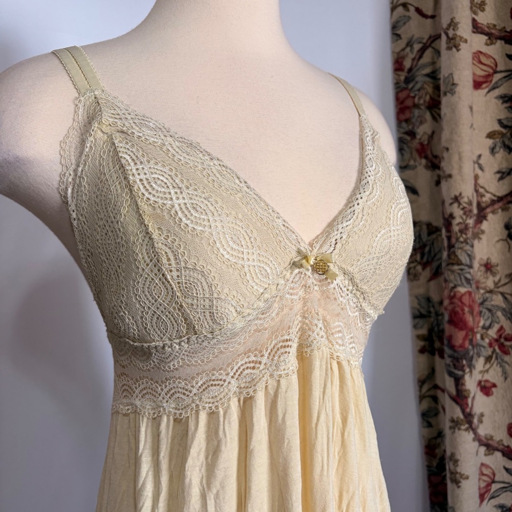 Daisy Fuentes Stunning Cream Triangle top Lace Trim Chemise slip dress Sleepwear